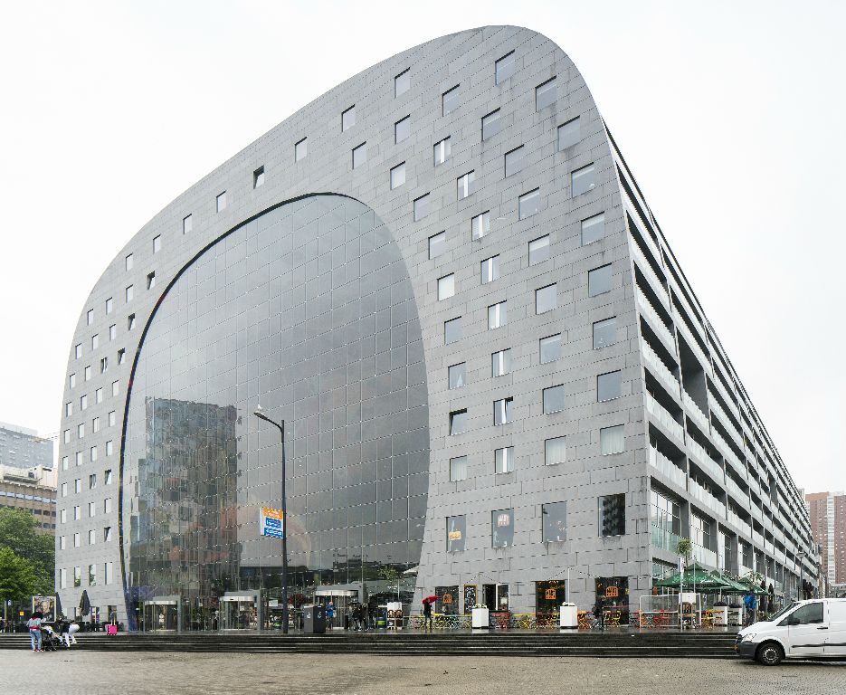 .. steht in Rotterdam, umfasst auch 228 Wohnungen, ...